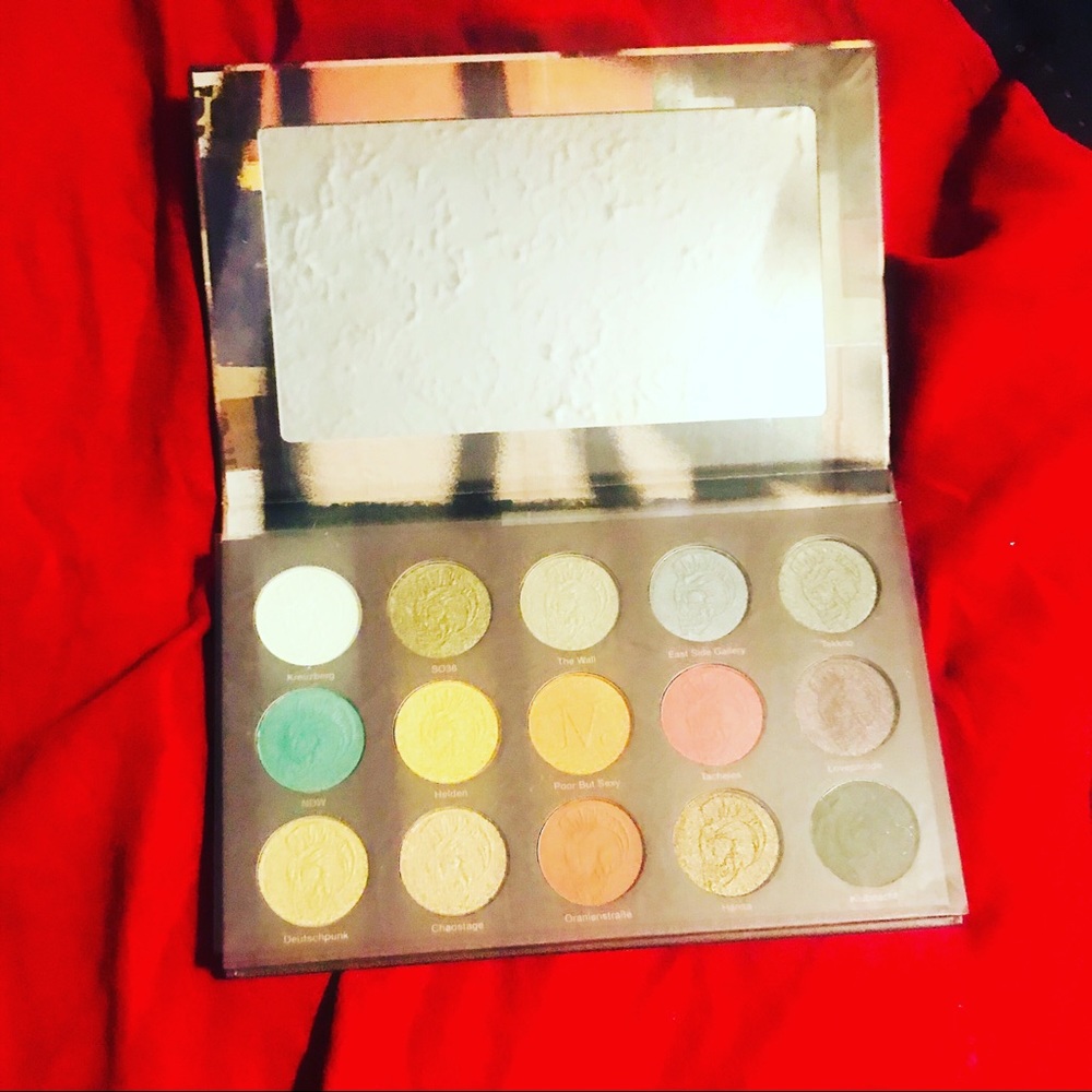 Nomad eyeshadow palette